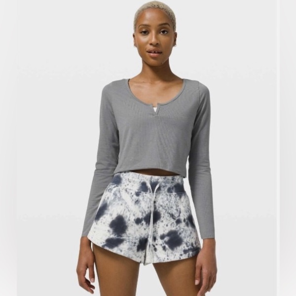 Lululemon Cropped Henley Long Sleeve Shirt Size4
Heathered Asphalt Grey